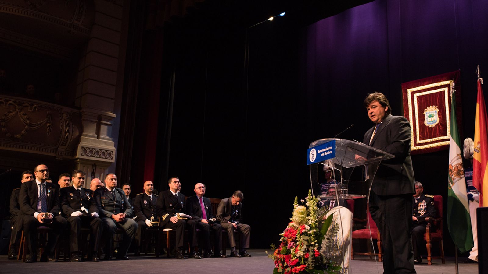 Un instante del discurso del alcalde de Huelva en el acto de ayer, con los premiados al fondo.