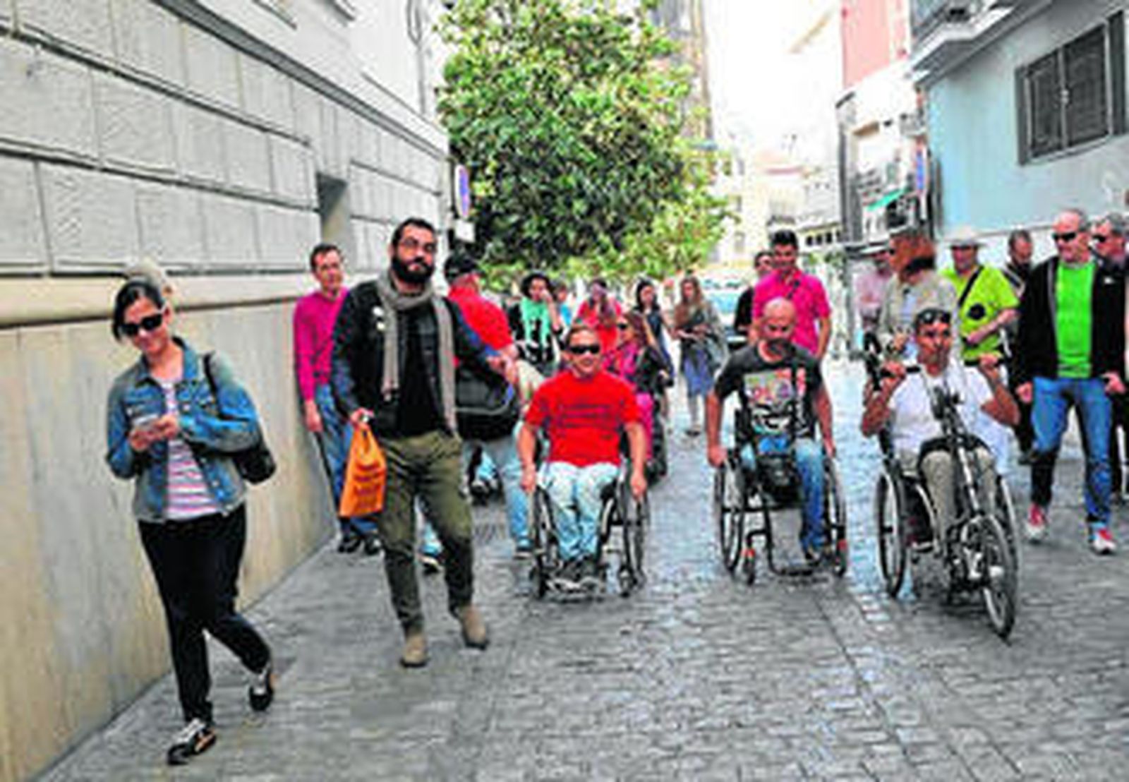 Miembros de 'La ciudad accesible' pasean por las calles del Centro de la capital.