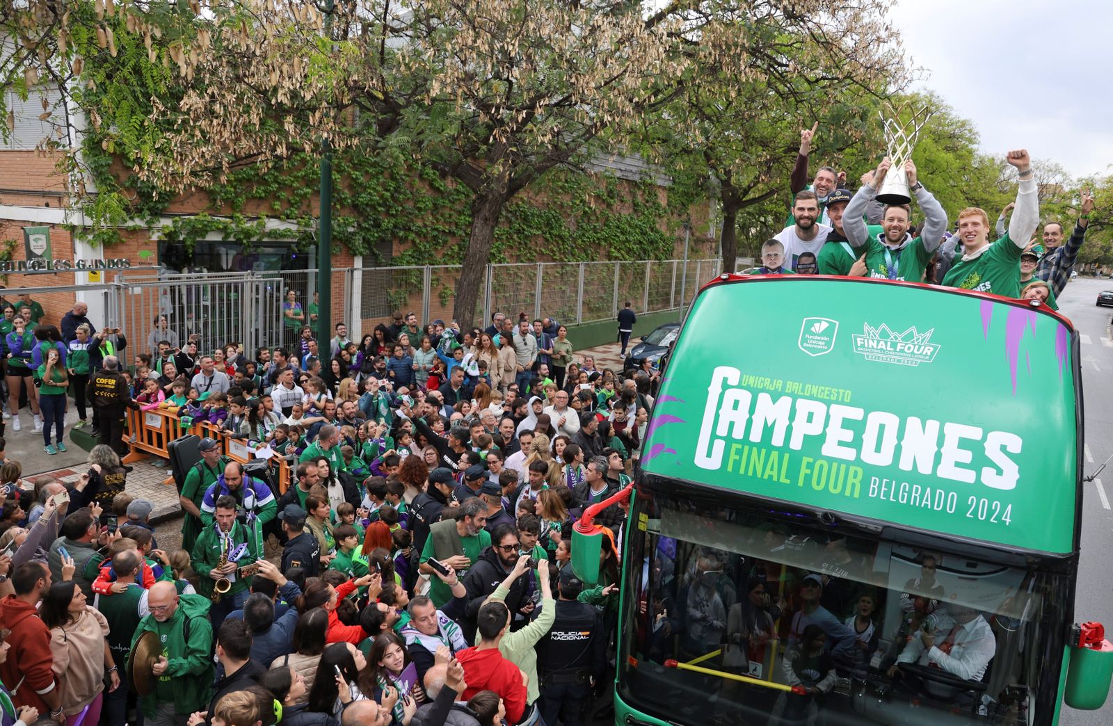 El Unicaja celebra en las calles de Málaga el título de la BCL