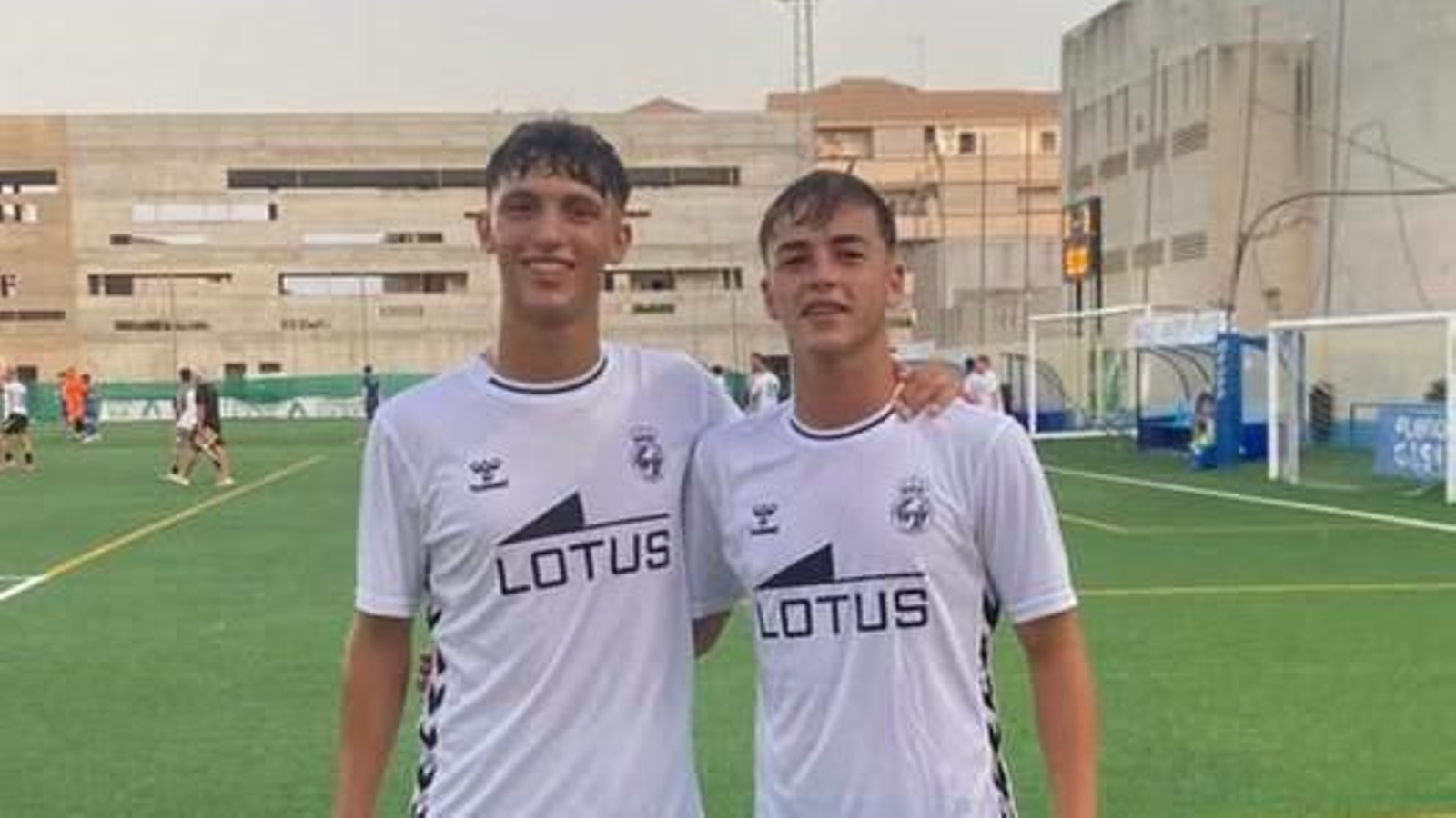 Raúl Andrades (izquierda) y Daren Moreno, en el partido de pretemporada ante el Mijas.