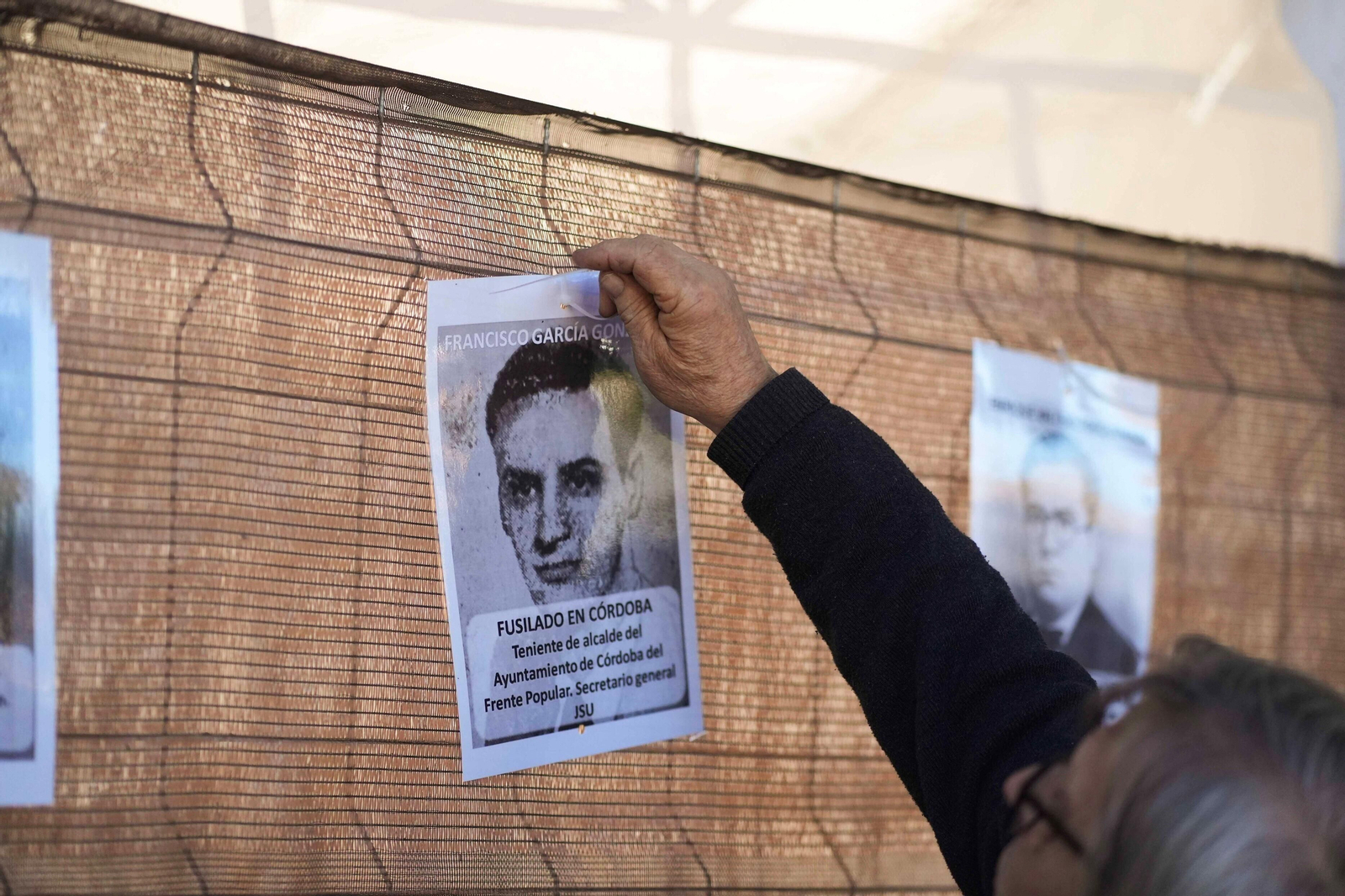 La plataforma Comisión de la Verdad recuerda a las víctimas del franquismo con un acto en el cementerio de la Salud, en imágenes
