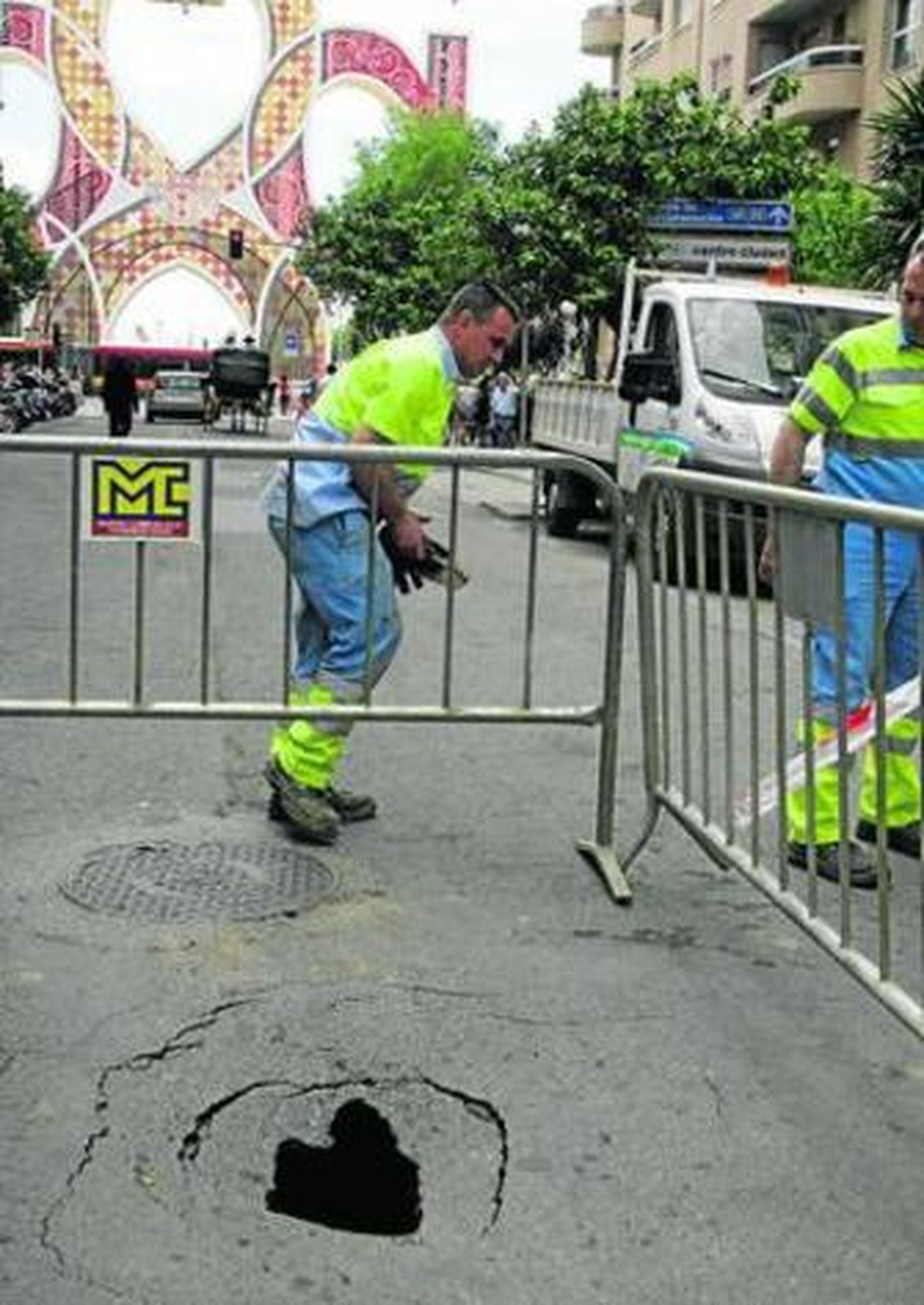El agujero tenía un metro de ancho bajo la calzada.