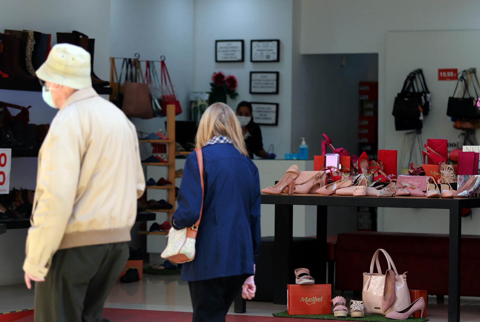 Imágenes de la desescalada en Huelva, primeras horas de la jornada de la fase uno en las calles de la ciudad.