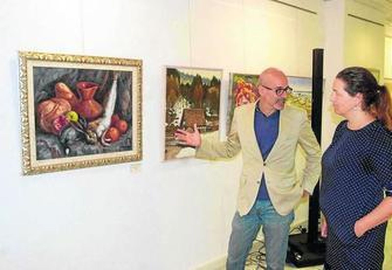 Ricardo Charfolé explicando algunas de las obras a la diputada, Almudena Valentín.