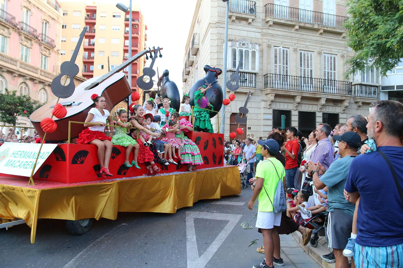 La Batalla de las Flores ha regresado inundando Almería de claveles