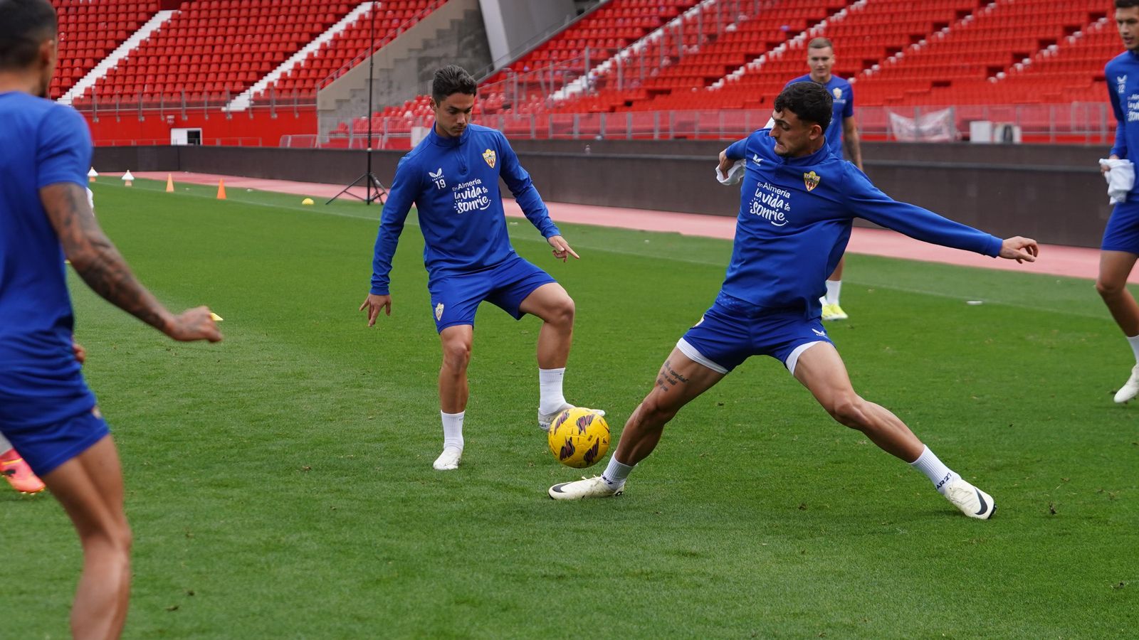 Marc Pubill y Sergio Arribas luchan por un esférico.