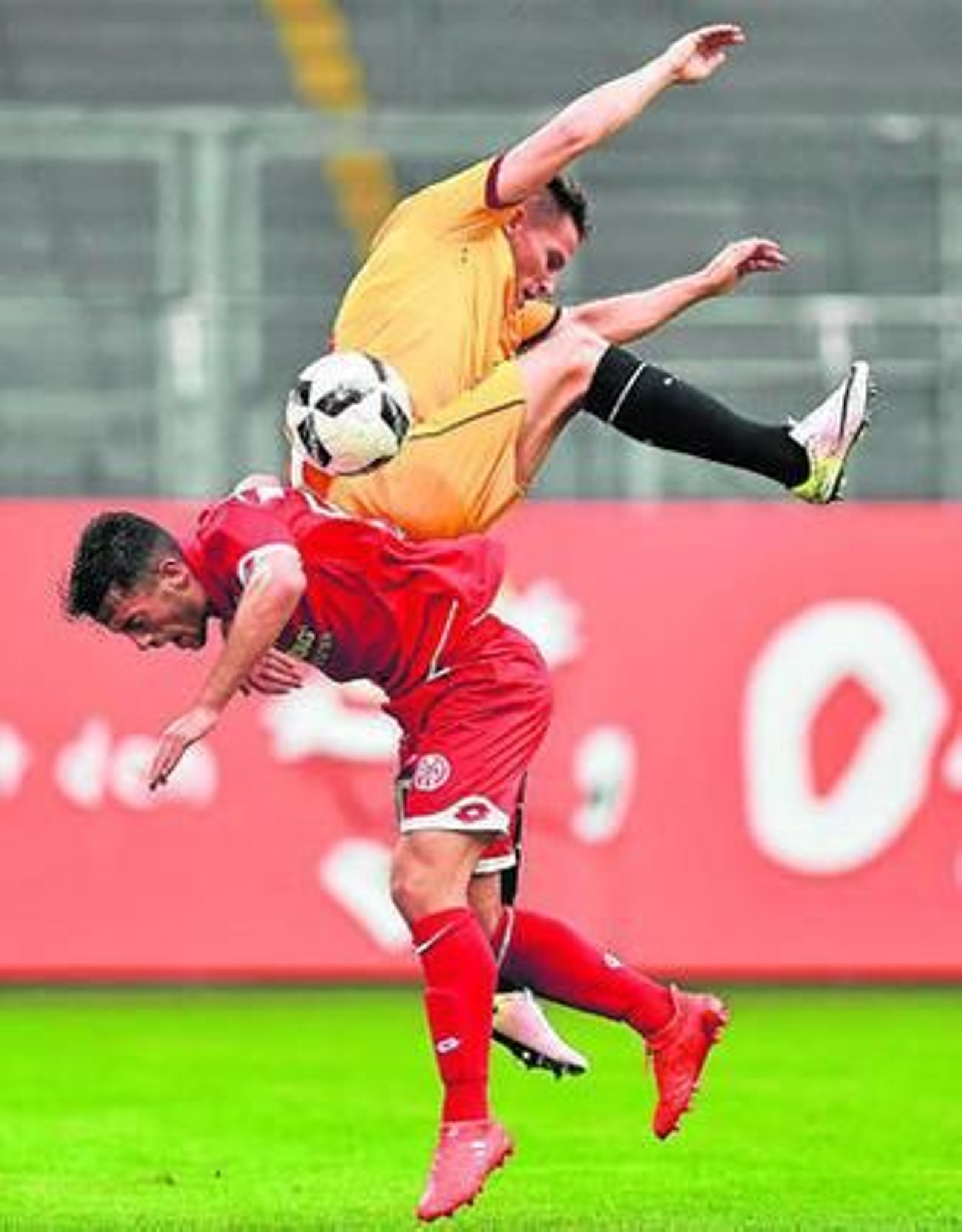 Besar se inclina ante Gameiro, que cae estrepitosamente en un balón alto.