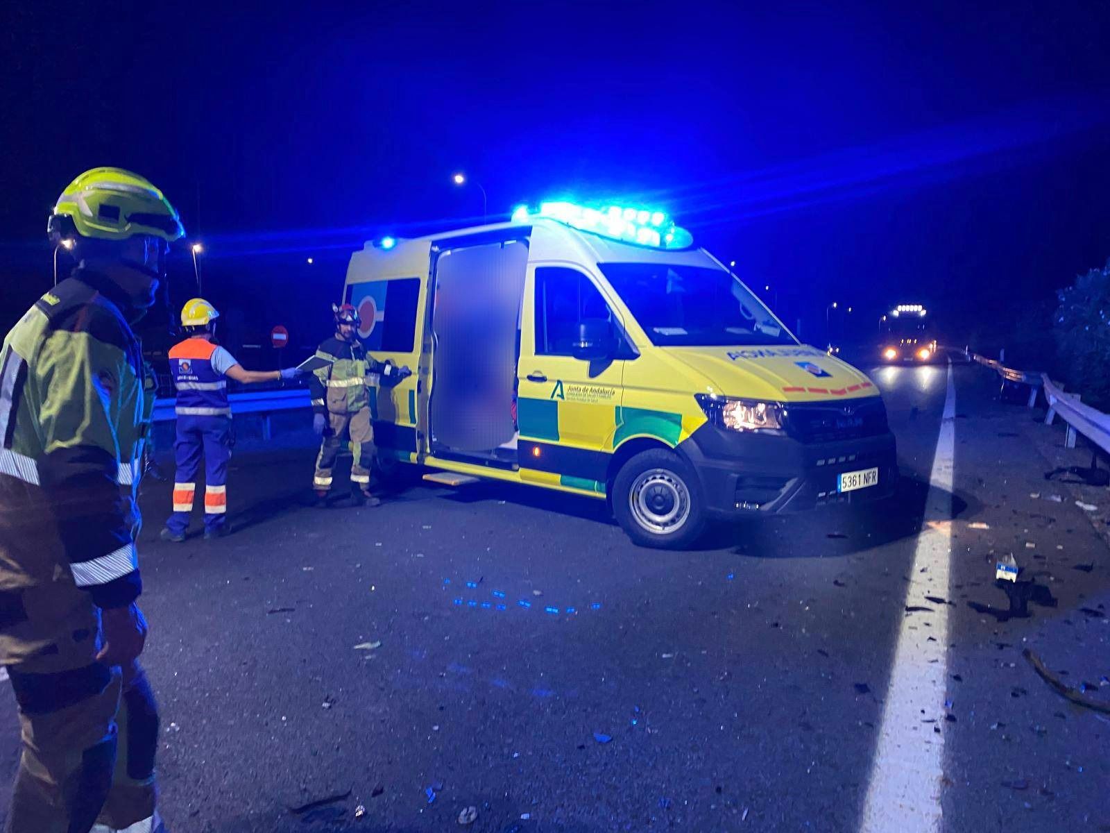 Ambulancia en el lugar de un accidente en la A-49 sentido Huelva.