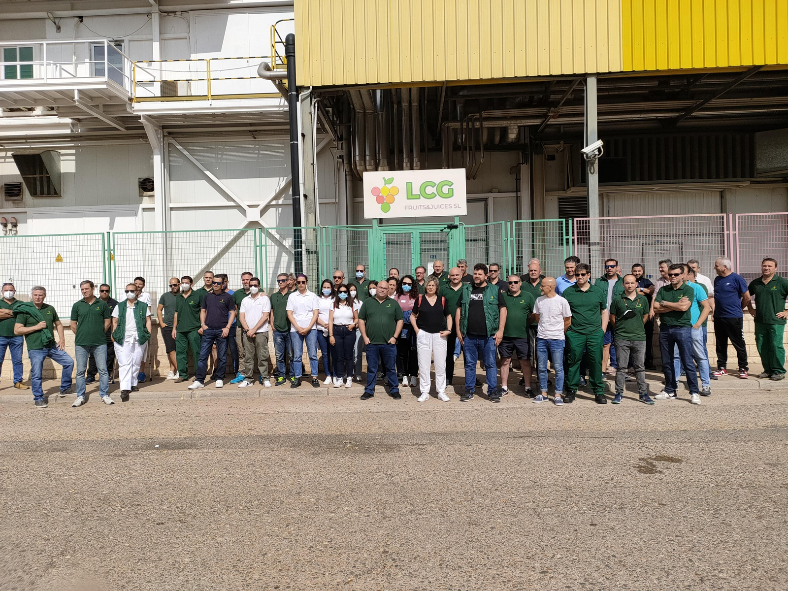 La plantilla de LCG Fruit de Palma del Río en la primera jornada de huelga indefinida. La plantilla de LCG Fruit de Palma del Río en la primera jornada de huelga indefinida.