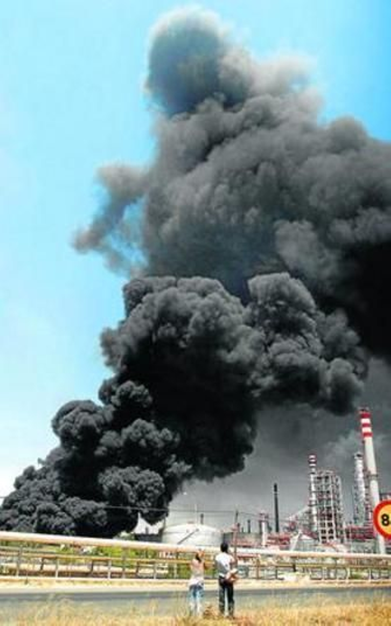 Imagen del incendio en la Refinería del pasado día 4.