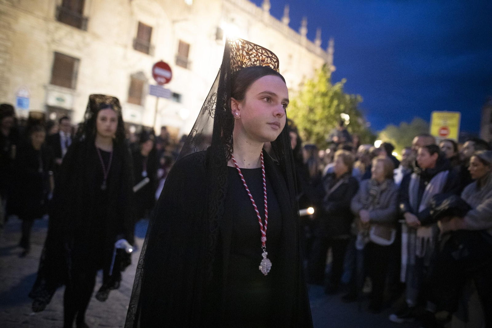La Aurora alumbra el Jueves Santo de Granada