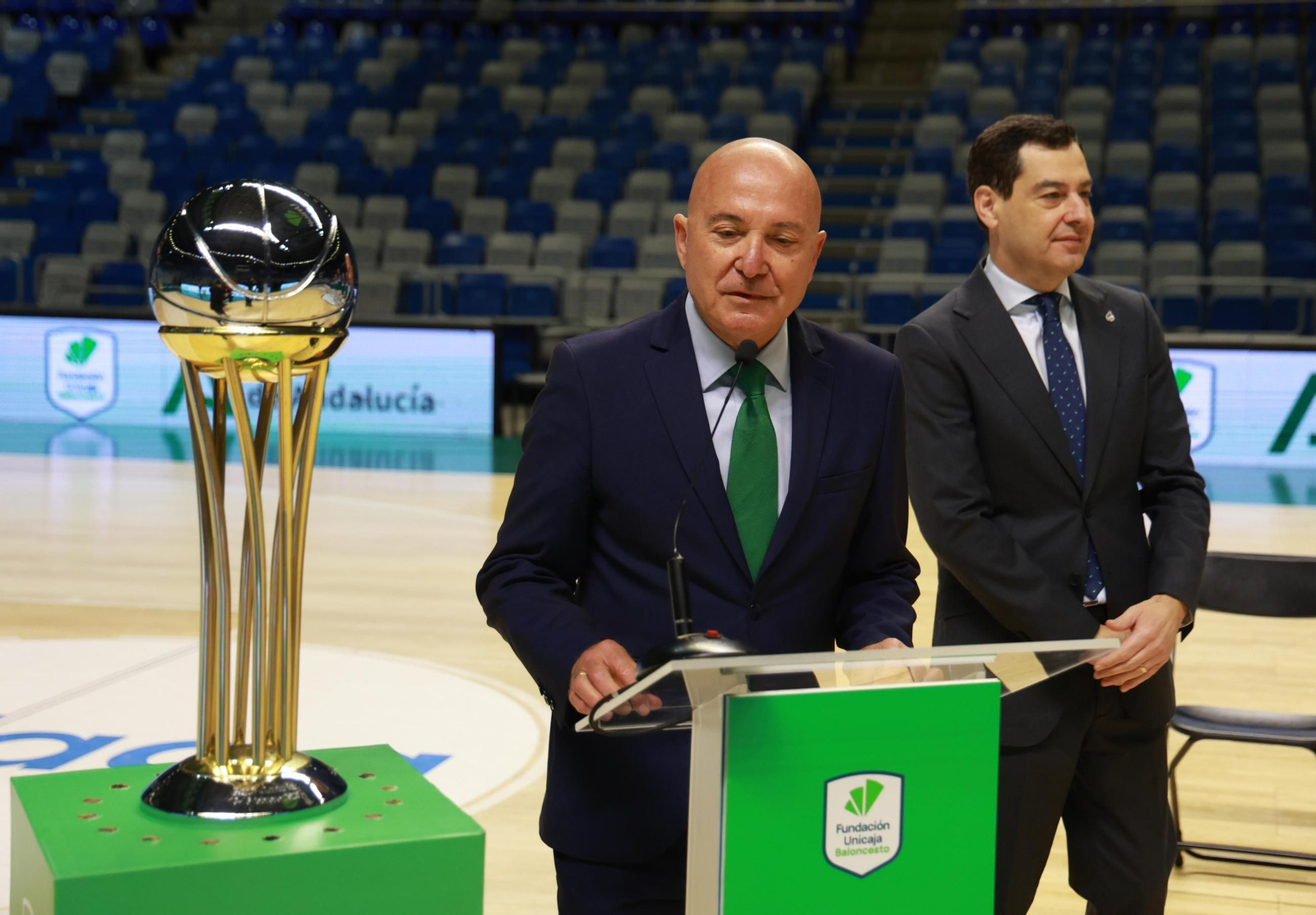 El presidente de la Junta de Andañucía, Juanma Moreno, visita a los campeones de la Copa del Rey