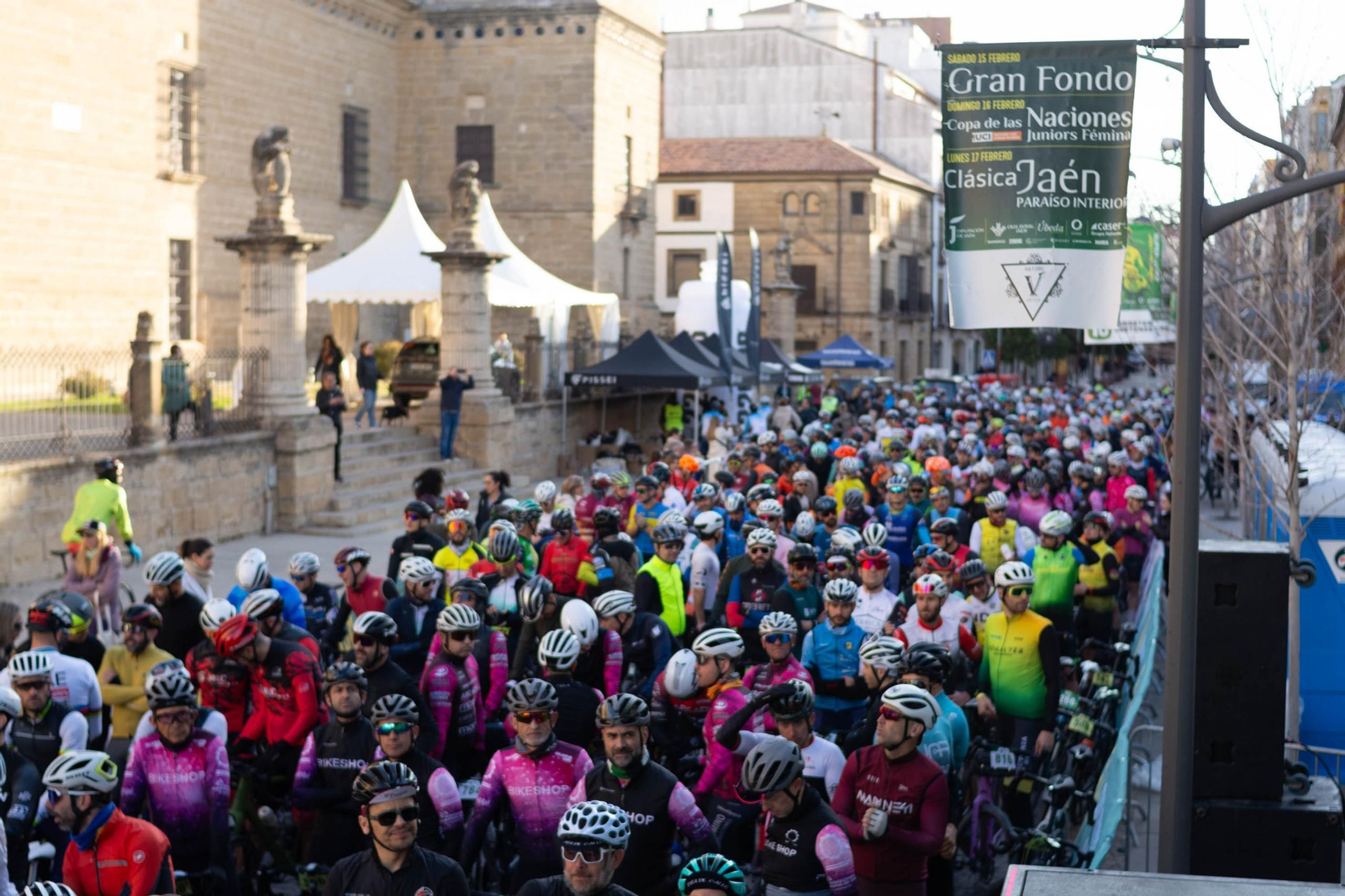 Los ciclistas, a la espera de la salida de la Gran Fondo en el Hospital de Santiago.