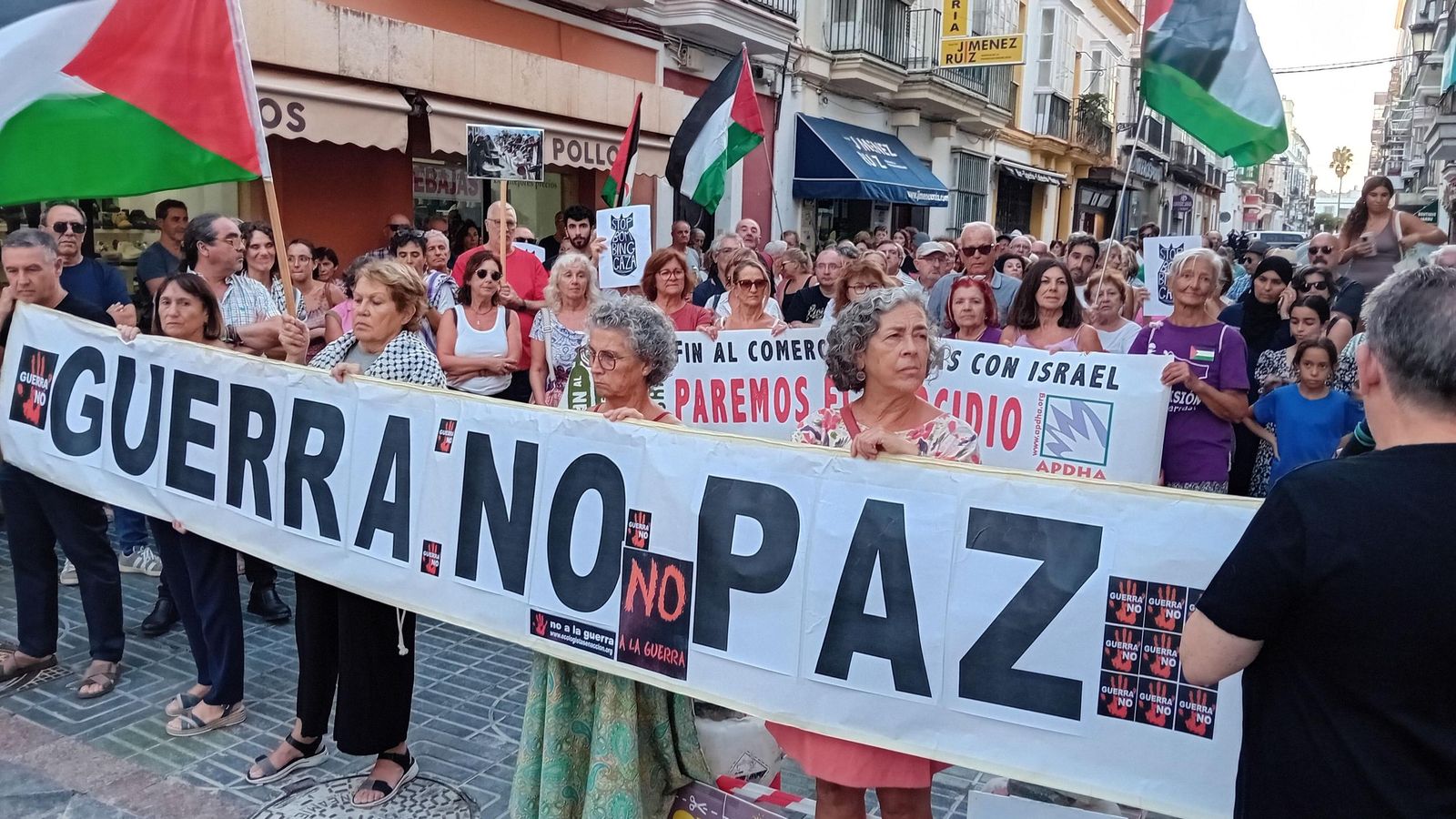 Una imagen de la concentración ciudadana de esta semana en la calle Luna.