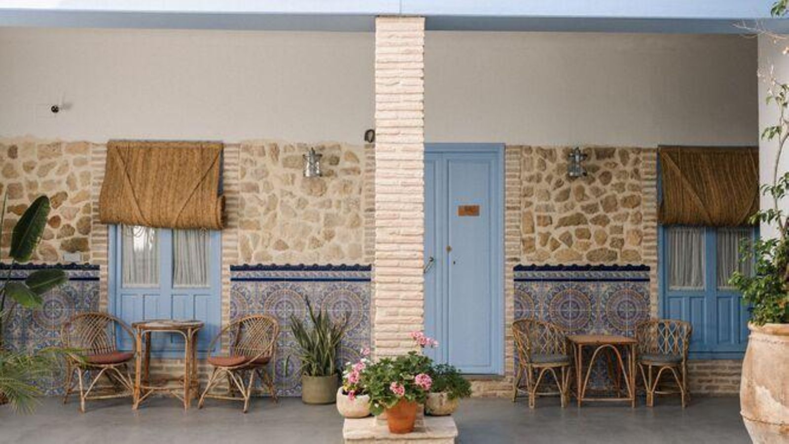 La casa se articula en torno a un típico patio cordobés, en que se integran materiales y tonalidades propias de la tierra La casa se articula en torno a un típico patio cordobés, en que se integran materiales y tonalidades propias de la tierra