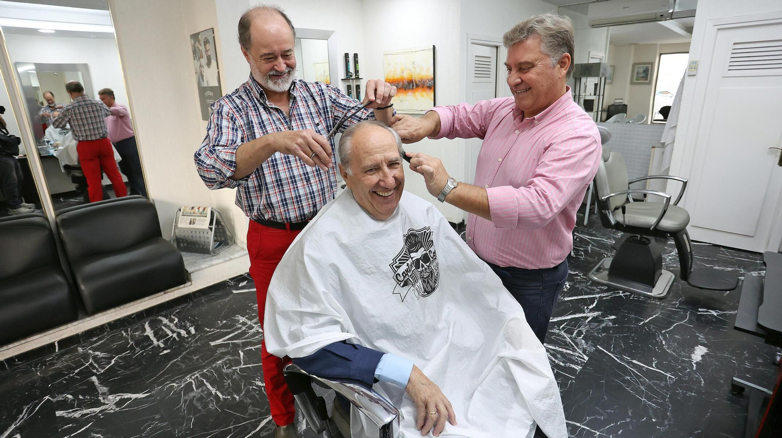 Pepe Castaño, en manos de Rafael Campaña y Pablo Delgado, en la peluquería de ambos de la calle Santo Domingo.