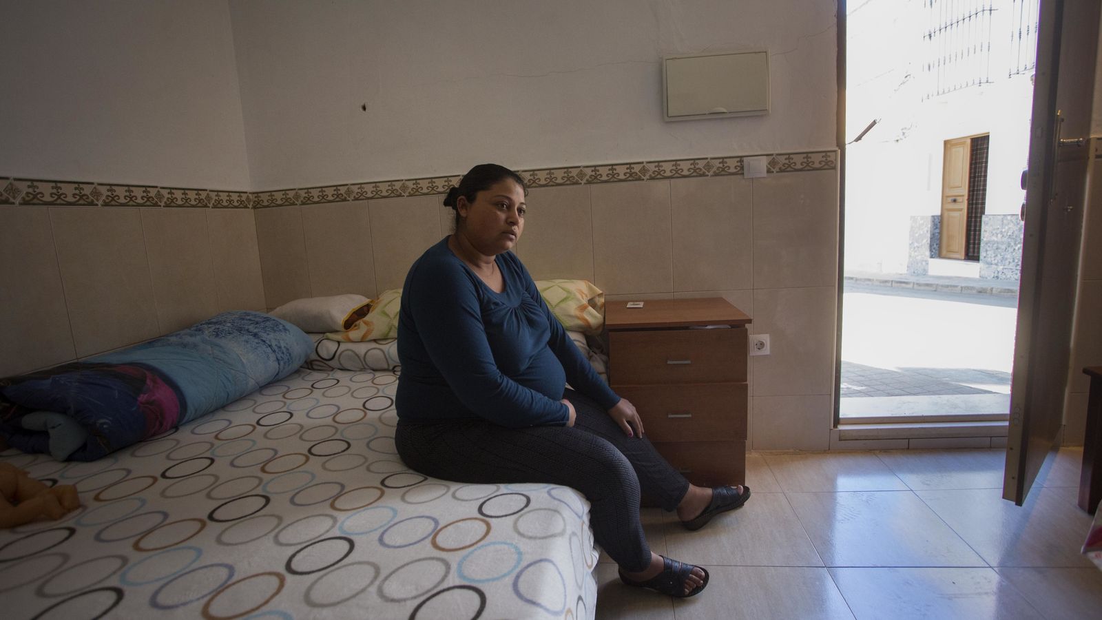 Magdalena Dudea, embarazada de ocho meses y medio, en su casa de Casariche.