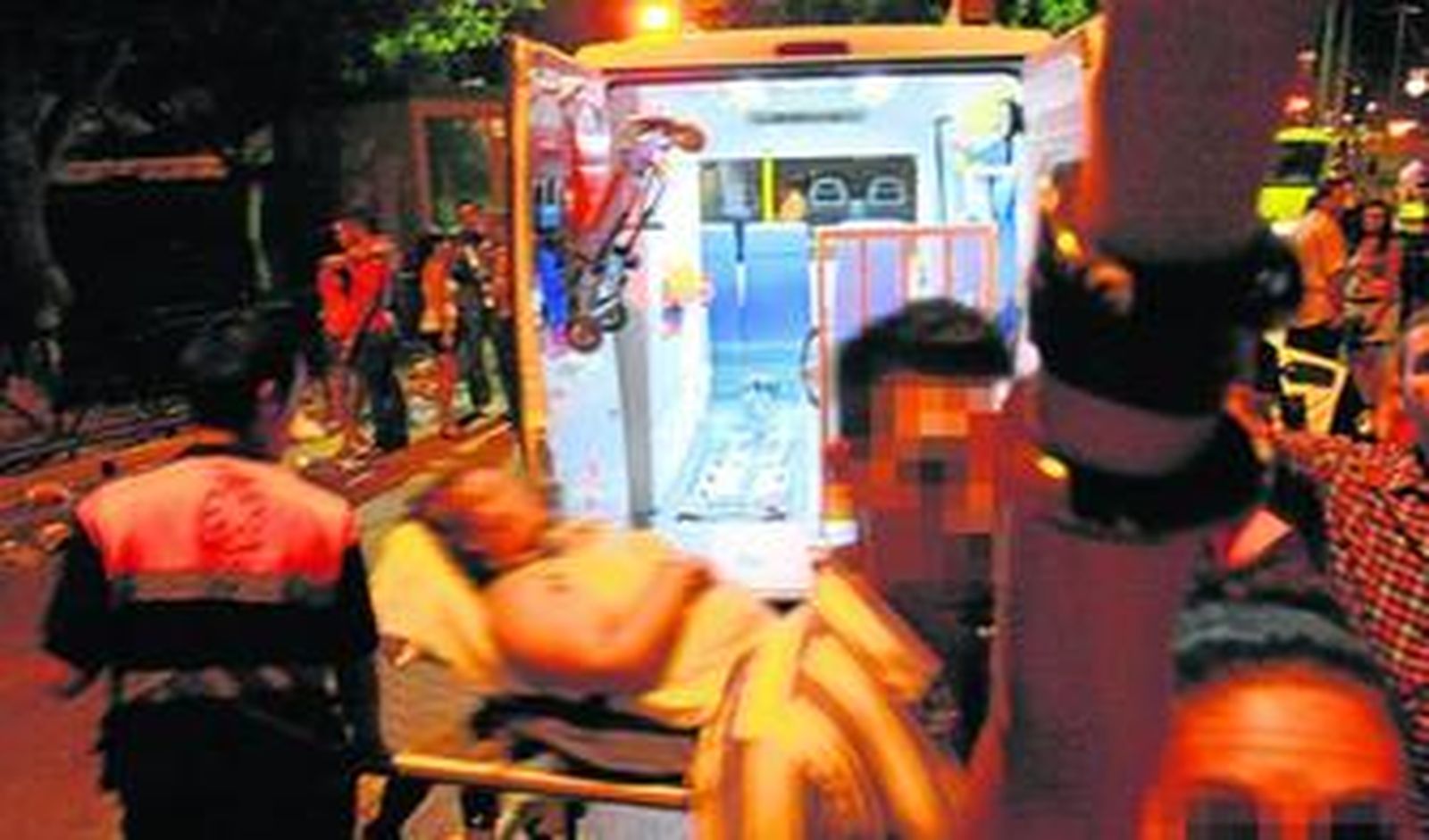 Un joven con una bajada de azúcar acude a la caseta sanitaria ayudado por amigos para recibir asistencia.