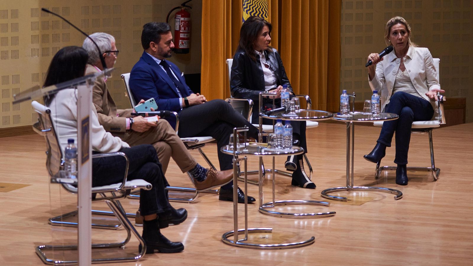 La mesa 'Salud Social y Familiar: ¿Quién cuida al cuidador?'.