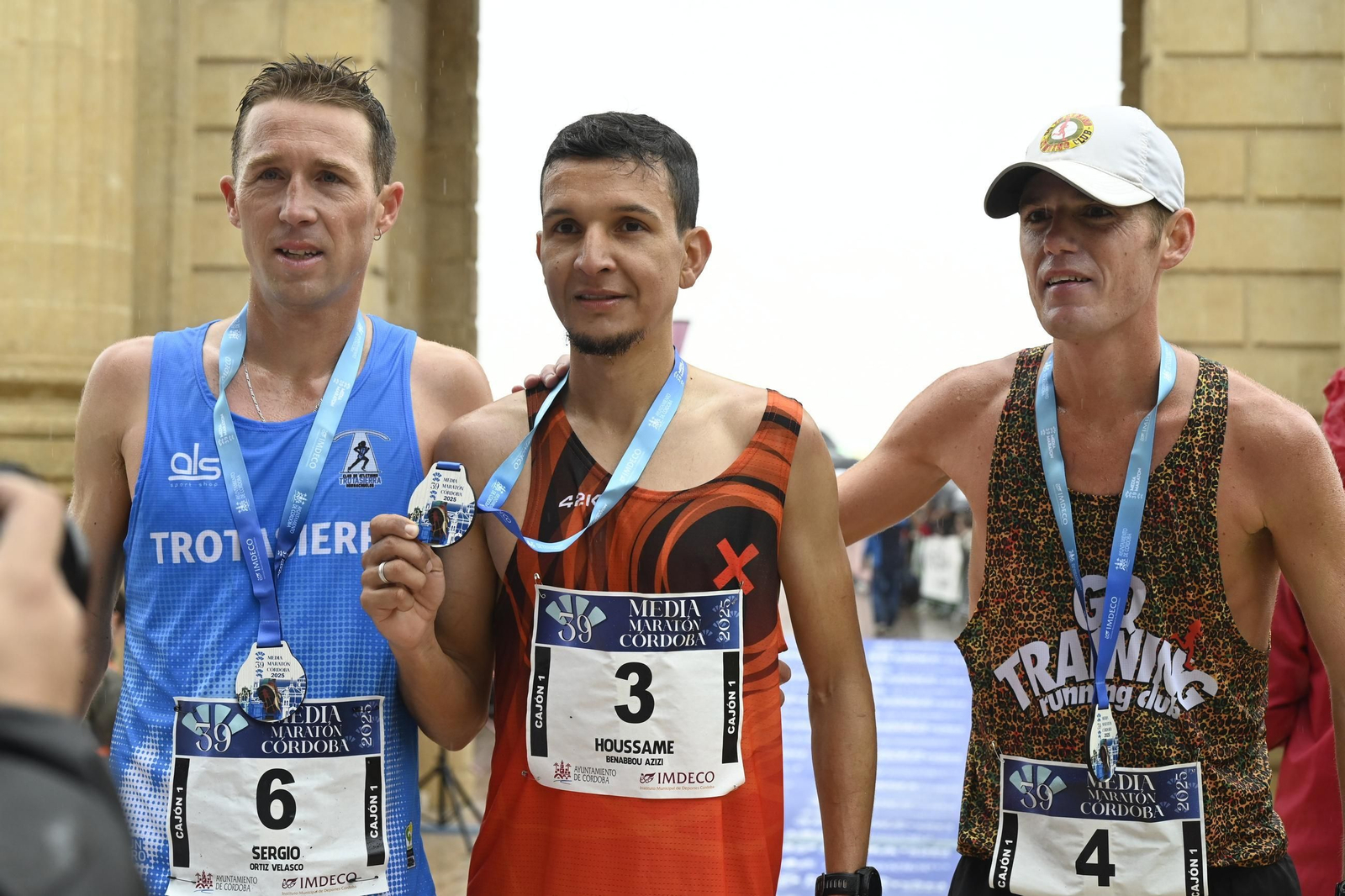 Emoción en la Puerta del Puente: las fotos de la línea de meta en la Media Maratón de Córdoba 2025