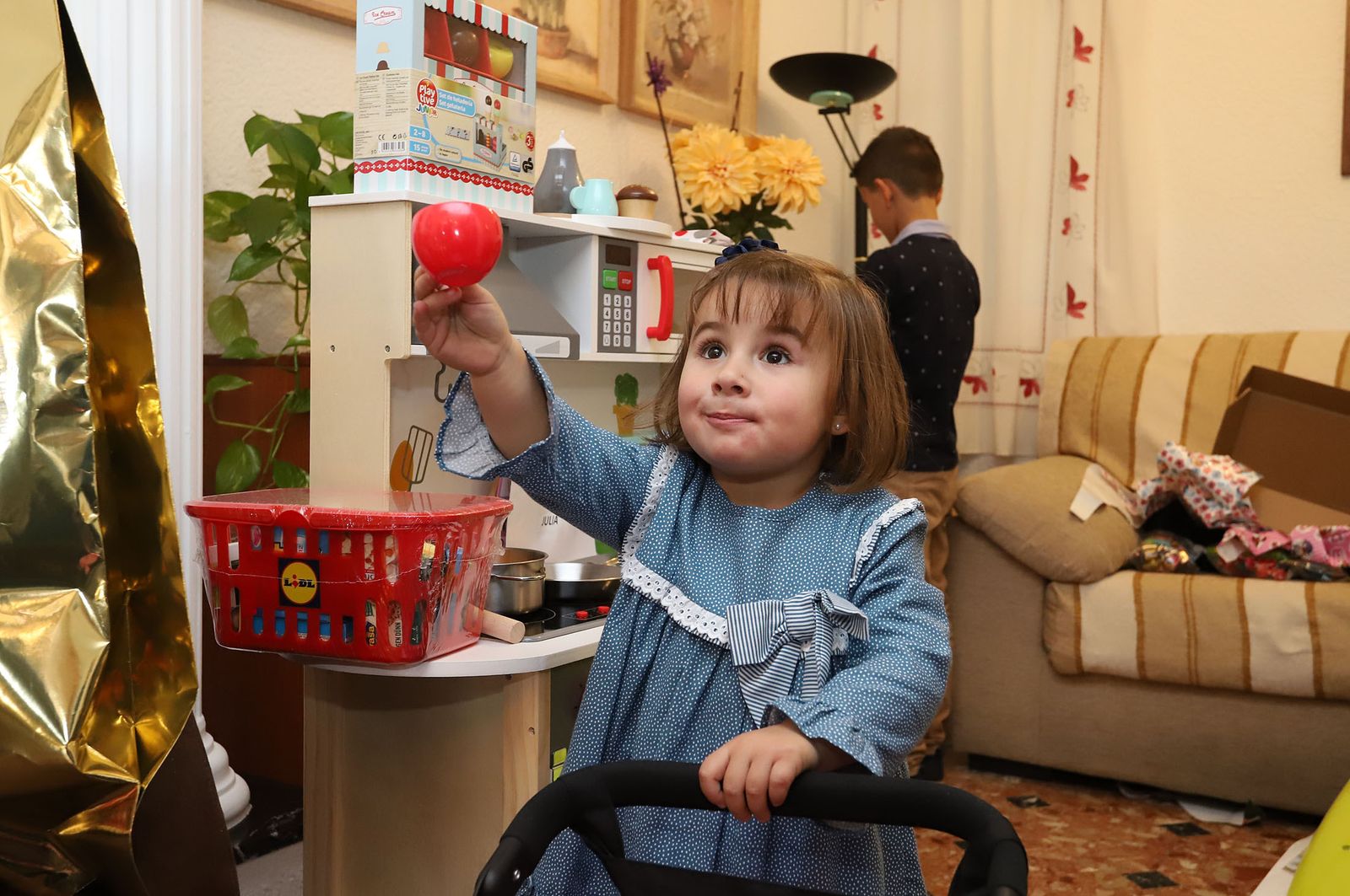 Imágenes de los niños recibiendo sus regalos de Reyes