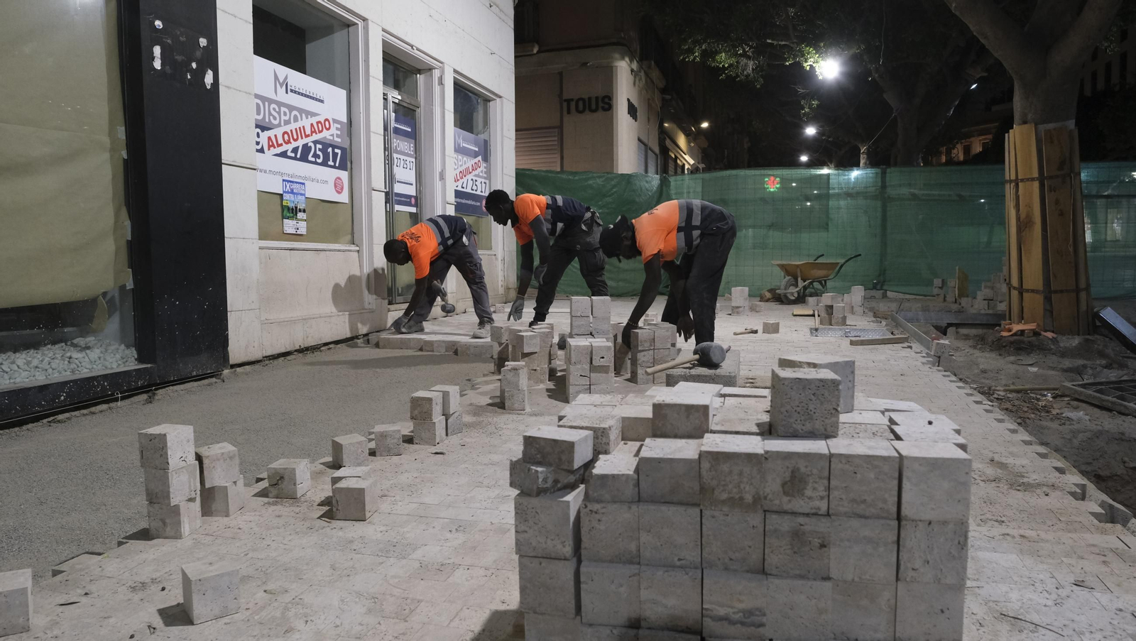 Las obras de peatonalización del Paseo de Almería entran en el turno de noche, en imágenes