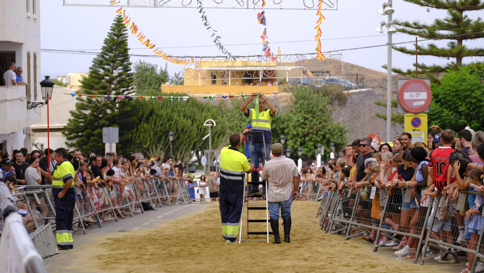La popular carrera de cintas a caballo de las Fiestas de Mojácar, en imágenes