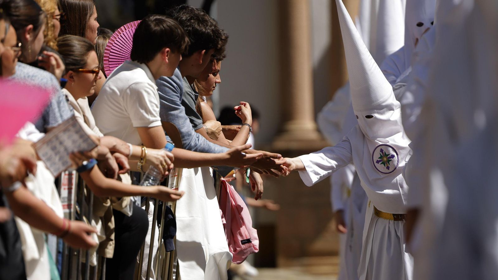Un nazareno de San Gonzalo reparte estampitas