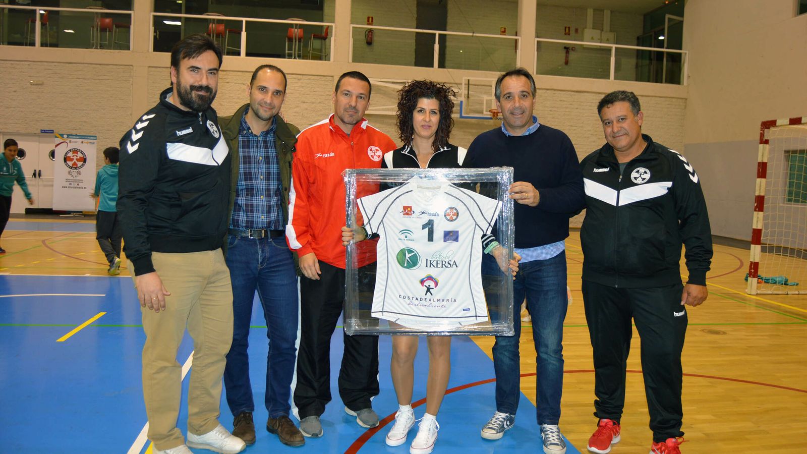 Carmen Palenzuela recogió una camiseta enmarcada para el patrocinador, Hortícolas Ikersa