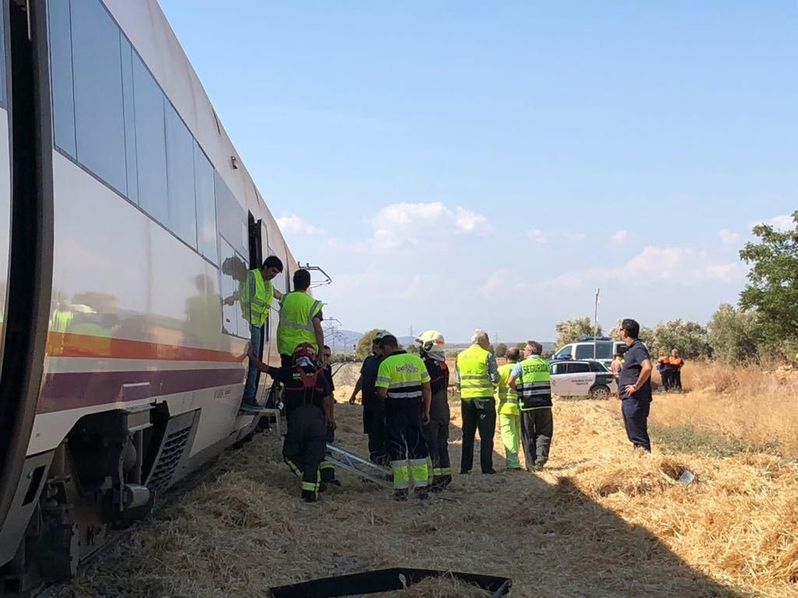 Personal de Emergencias junto al tren accidentado.