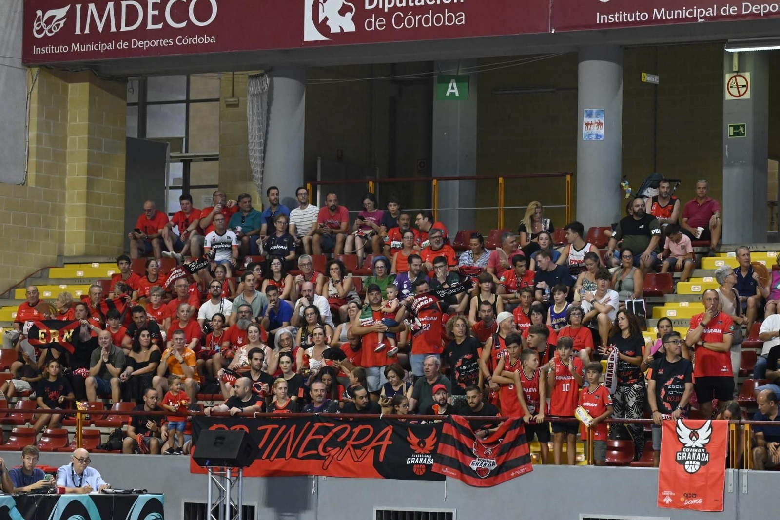 Las mejores fotos del ambiente en Vista Alegre para el Covirán Granada - Unicaja Málaga