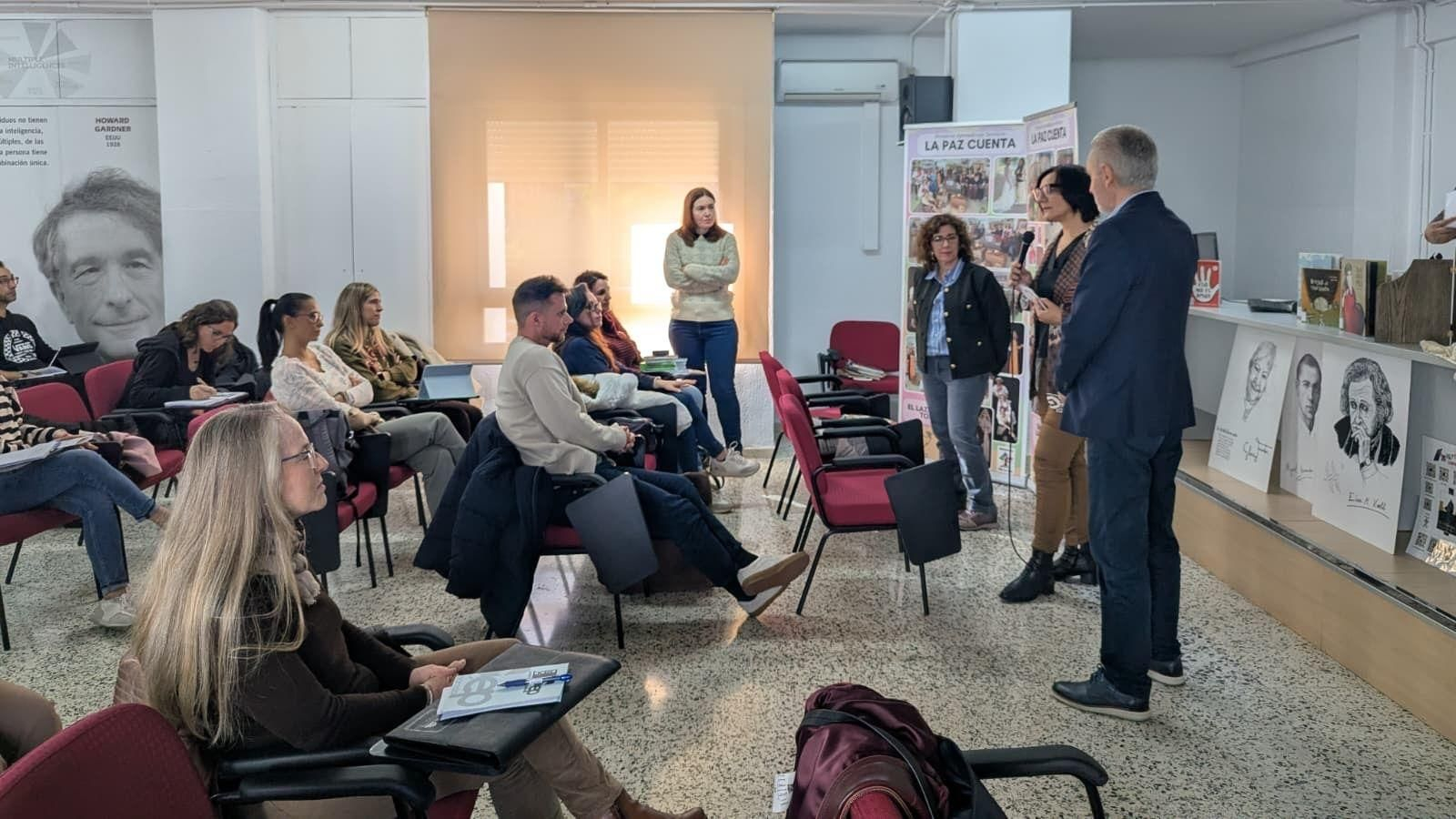 La delegada María José Martín ha inaugurado una jornada centrada en el programa educativo ComunicA