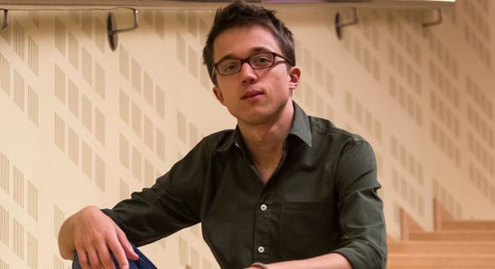 La UMA suspende de empleo a Errejón y expedienta a Montero