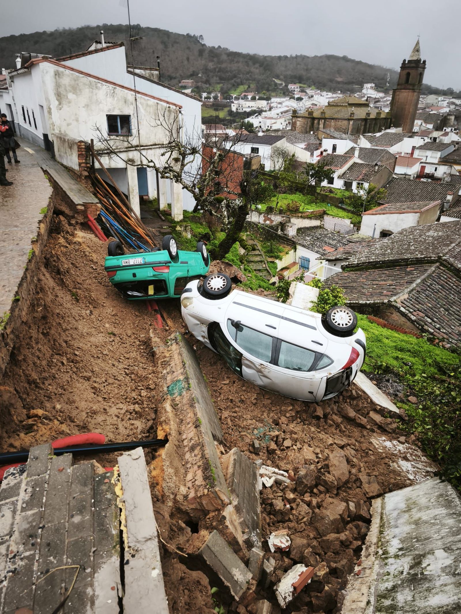 Vehículos que han caído por el desprendimeinto de tierra.