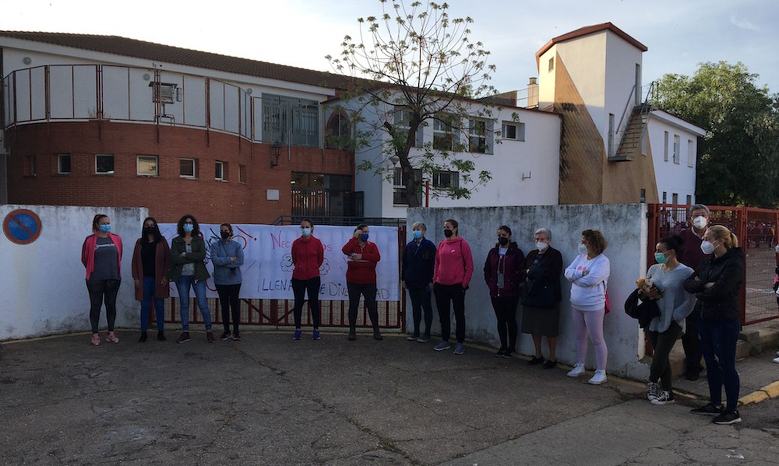 Concentración de los padres y madres a las puertas del centro.