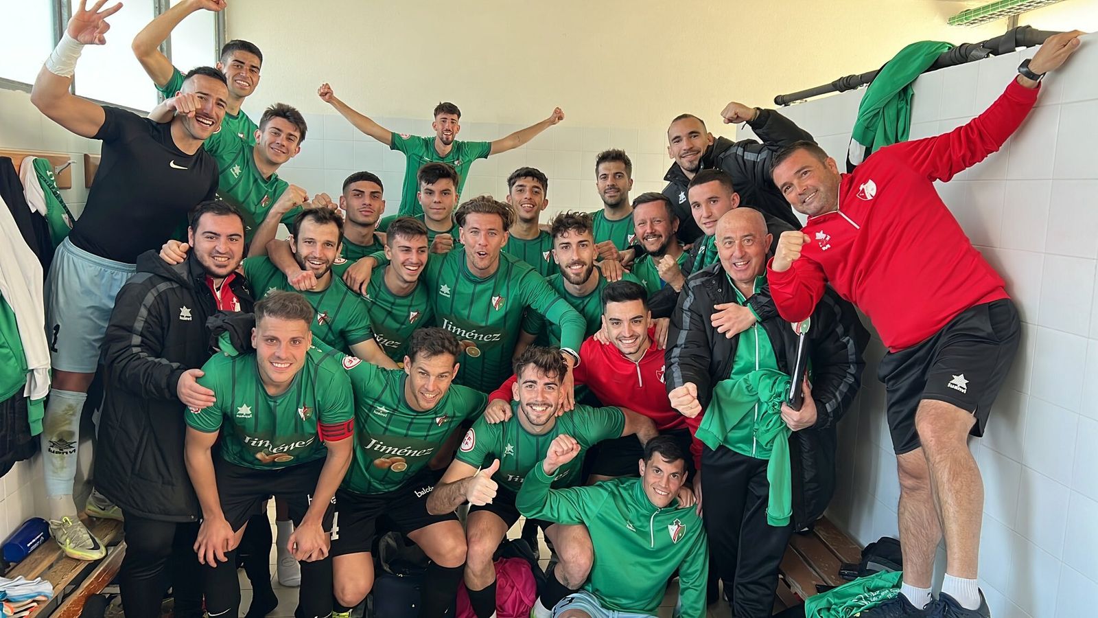 El Huétor Vega celebra la victoria en su vestuario