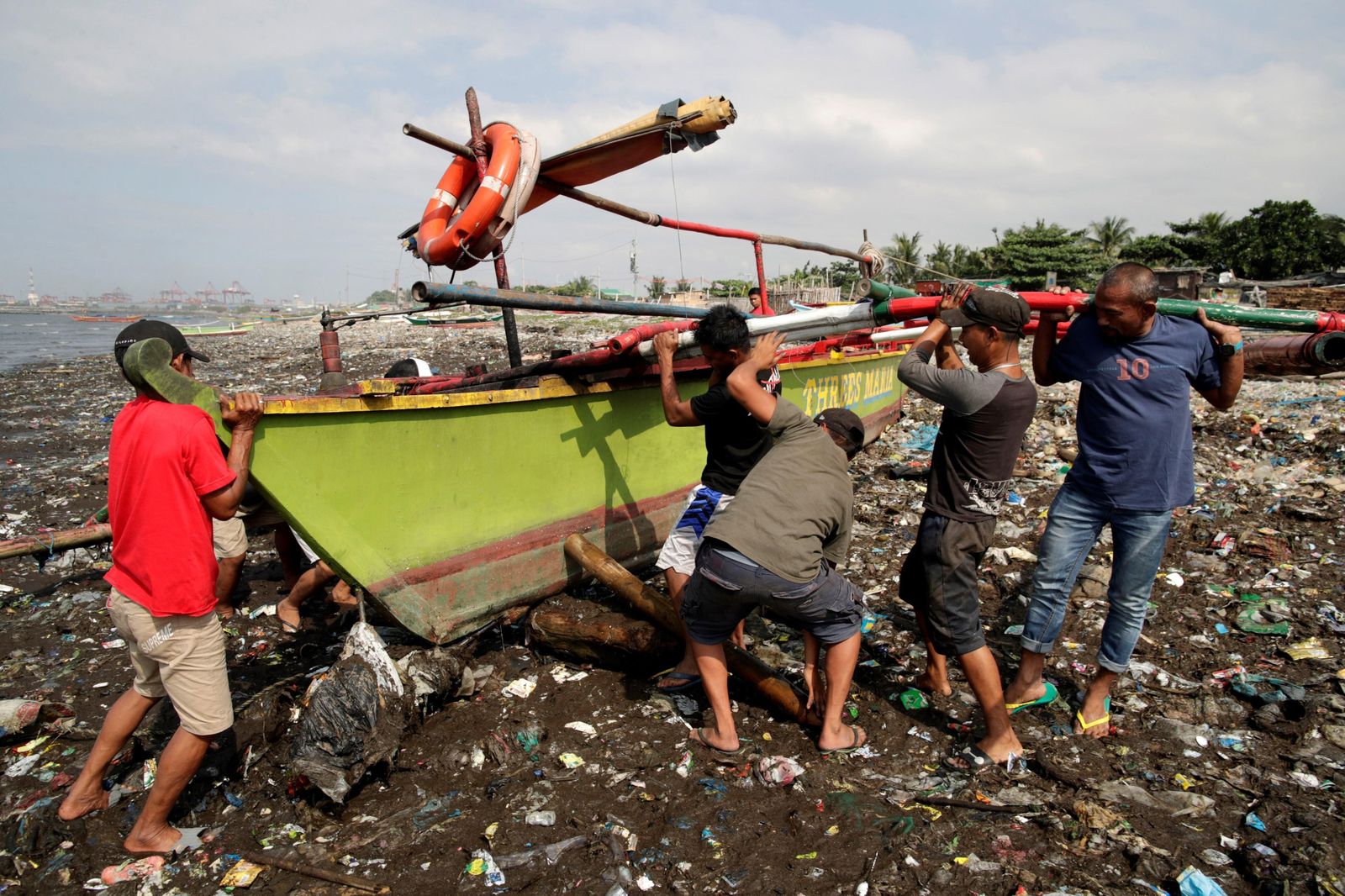 Casas en un mar de plástico filipino