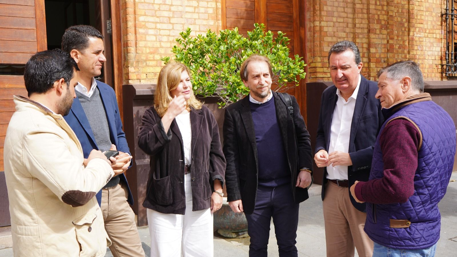 El alcalde de Nerva, Rafael Prado junto al presidente del PP de Huelva, Manuel Andrés González, y otros dirigentes del PP.