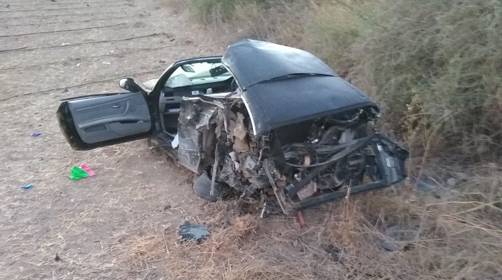 El descapotable quedó hecho pedazos tras el accidente.