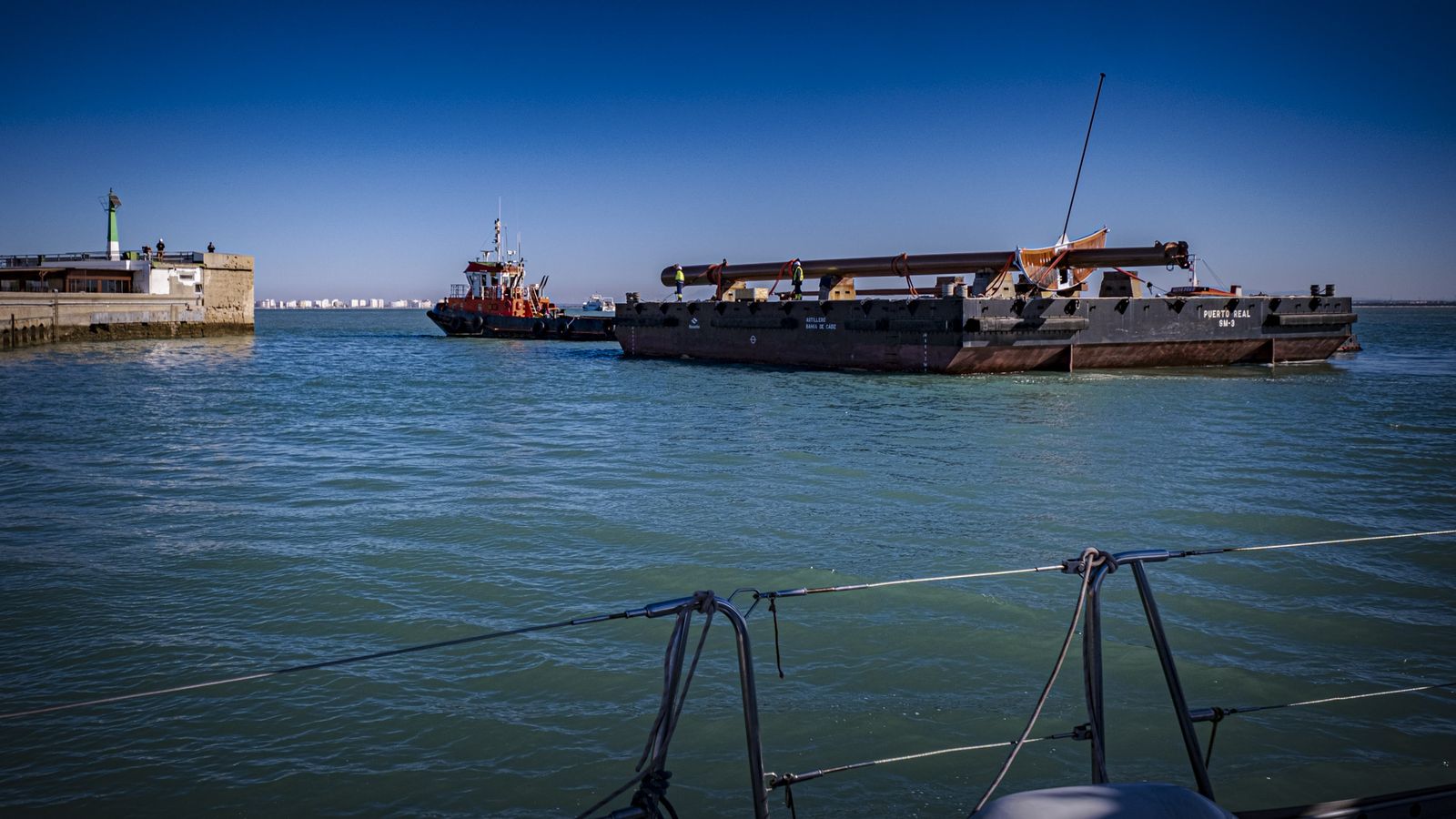 Las imágenes del  traslado por mar del mástil del buque escuela Juan Sebastian Elcano a la Punta de San Felipe