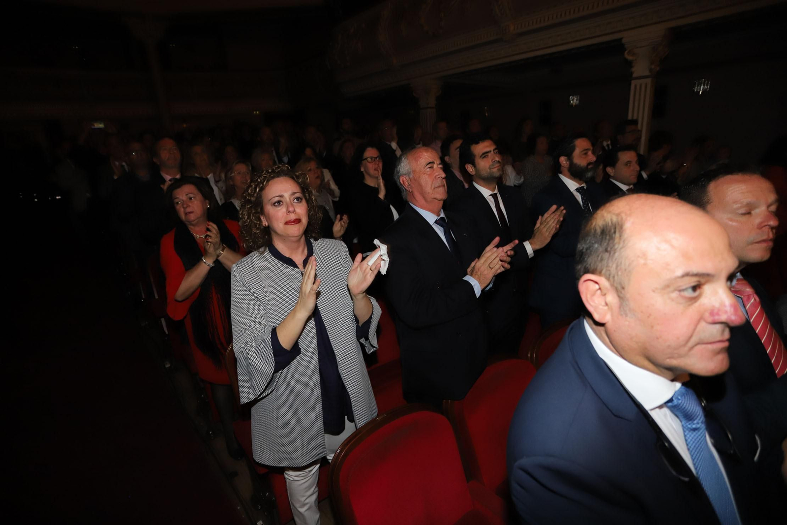 Presentan manto de la Virgen del Amor.