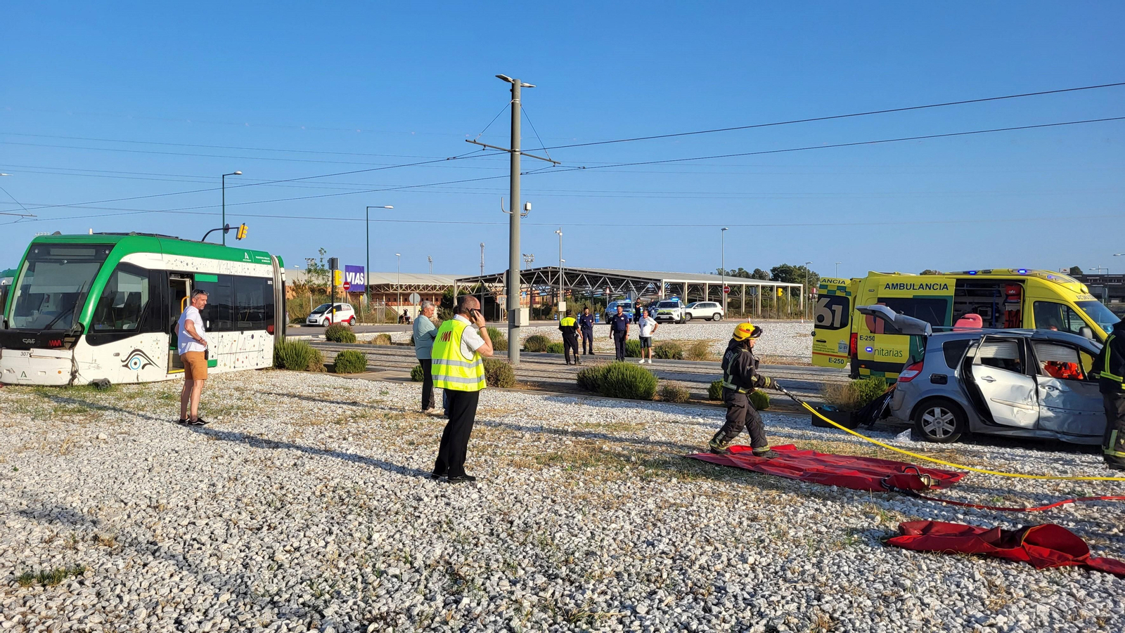 Las fotos del accidente entre el Metro de Málaga y un coche en El Cónsul