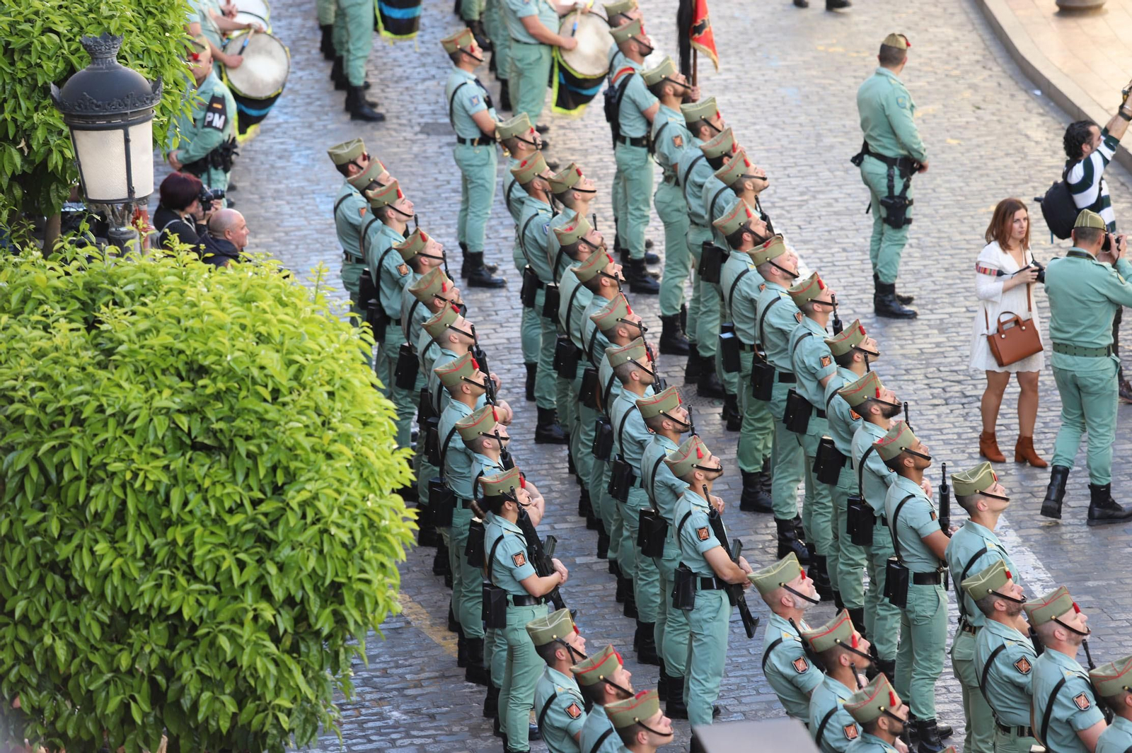 Procesión del Cristo de la Vera Cruz, escoltado por la Legión en las calles de Huelva
