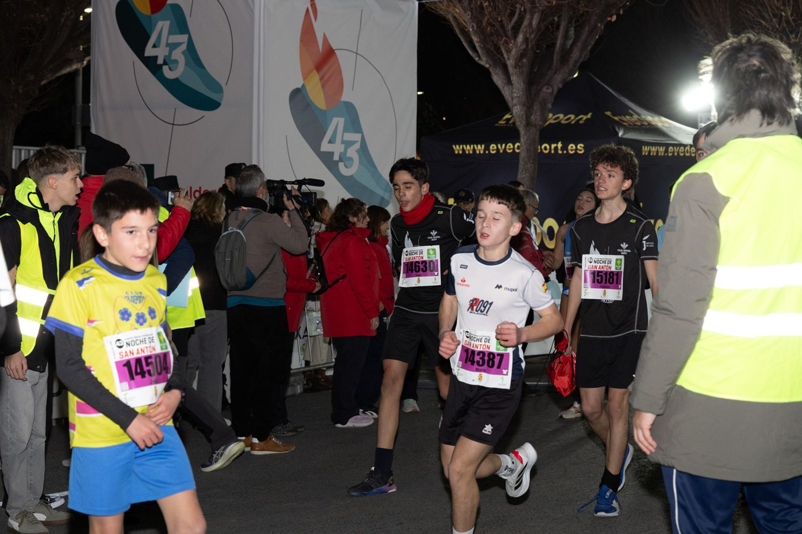 En imágenes: 2.000 atletas brillan con luz propia en la infantil de la Carrera de San Antón 2026