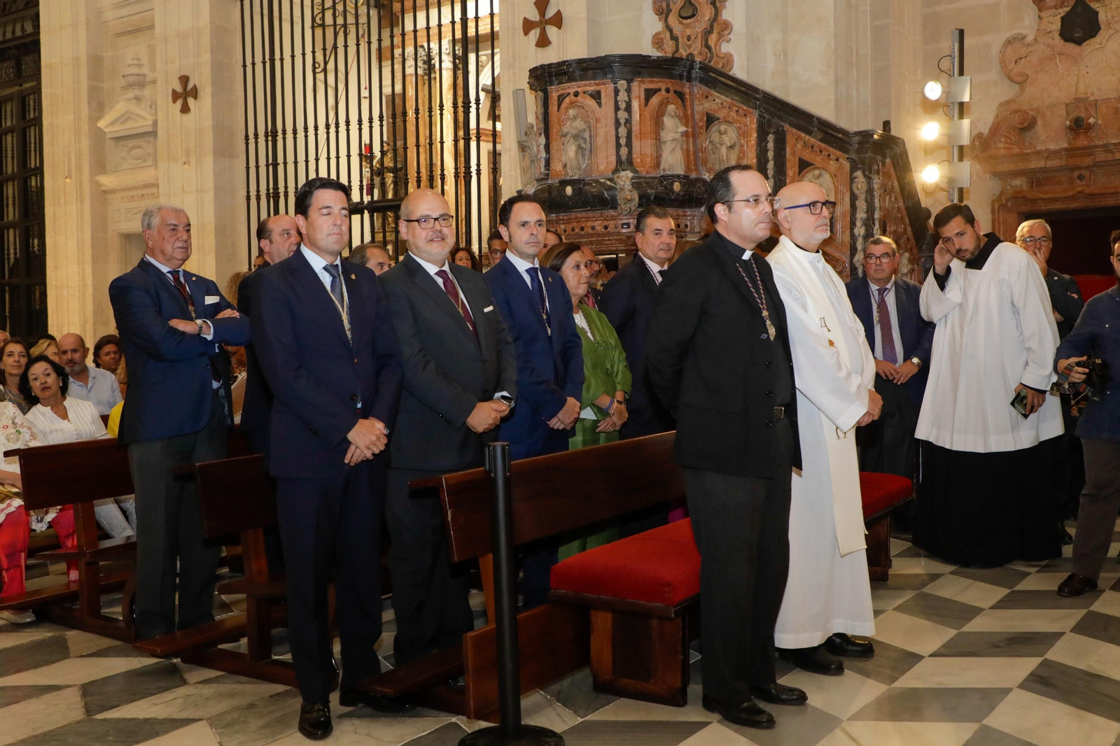 Besamanos extraordinario de la Virgen de la Piedad del Baratillo en el Sagrario con motivo de su coronación, donde el Alcalde, José Luis Sanz, le ha impuesto la réplica de la medalla de la ciudad