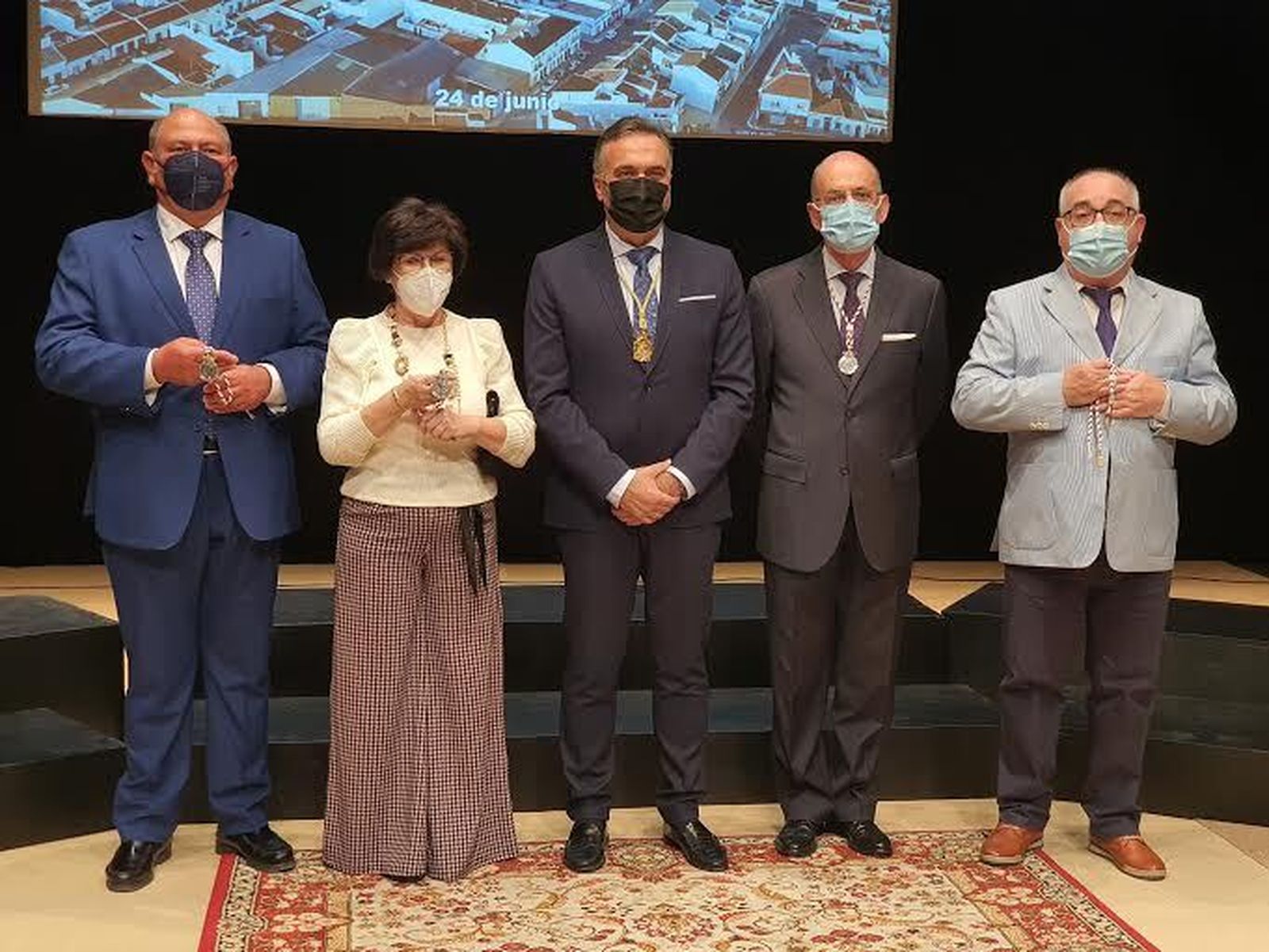 El alcalde con los galardonados