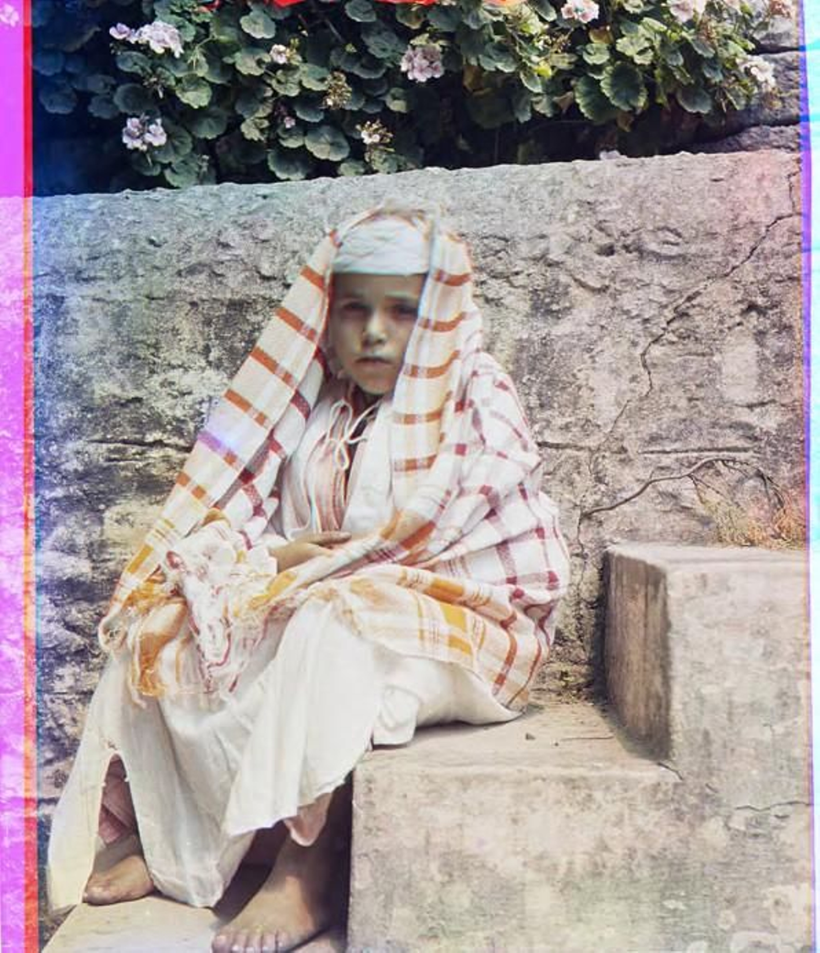 'Mustapha, dressed as a girl, sitting on steps in the garden of the Mount', por Sarah Angelina Acland.