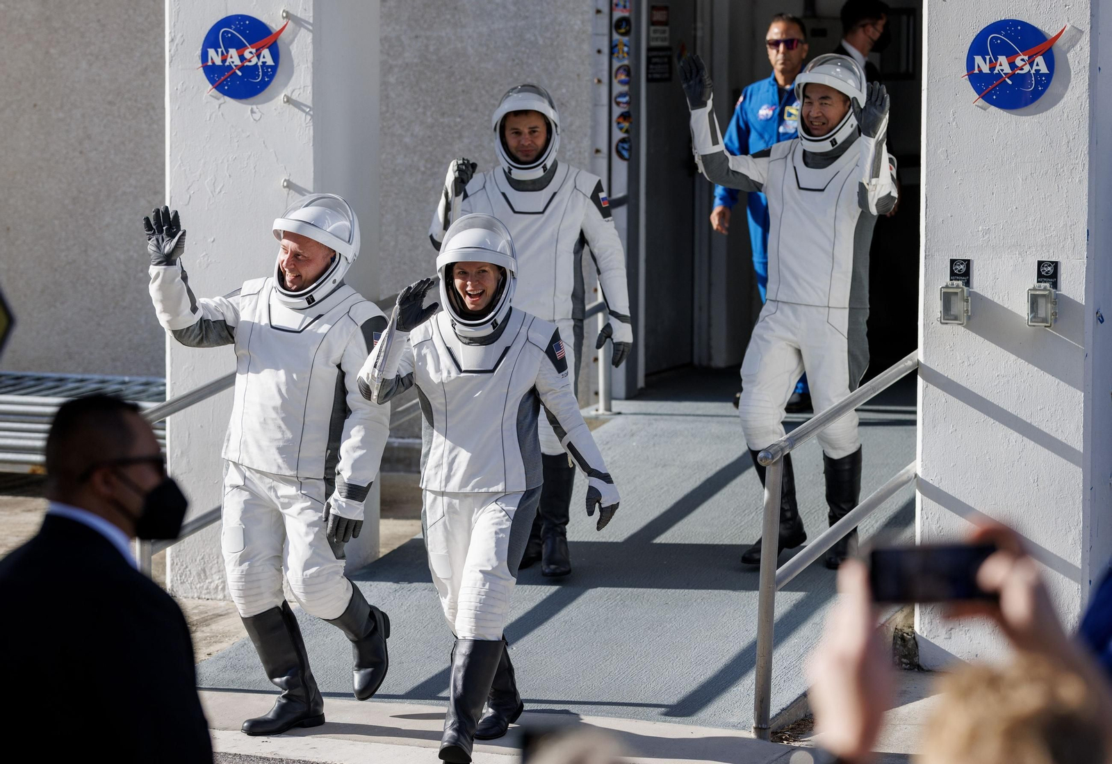 Los cuatro tripulantes de la misión Crew-11 de la NASA, antes de despegar hacia la EEI.