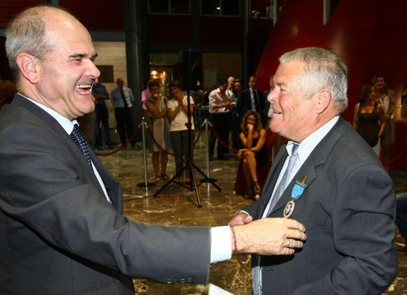 Chaves entrega la Medalla al Mérito en el Trabajo al empresario Patrocinio Mora