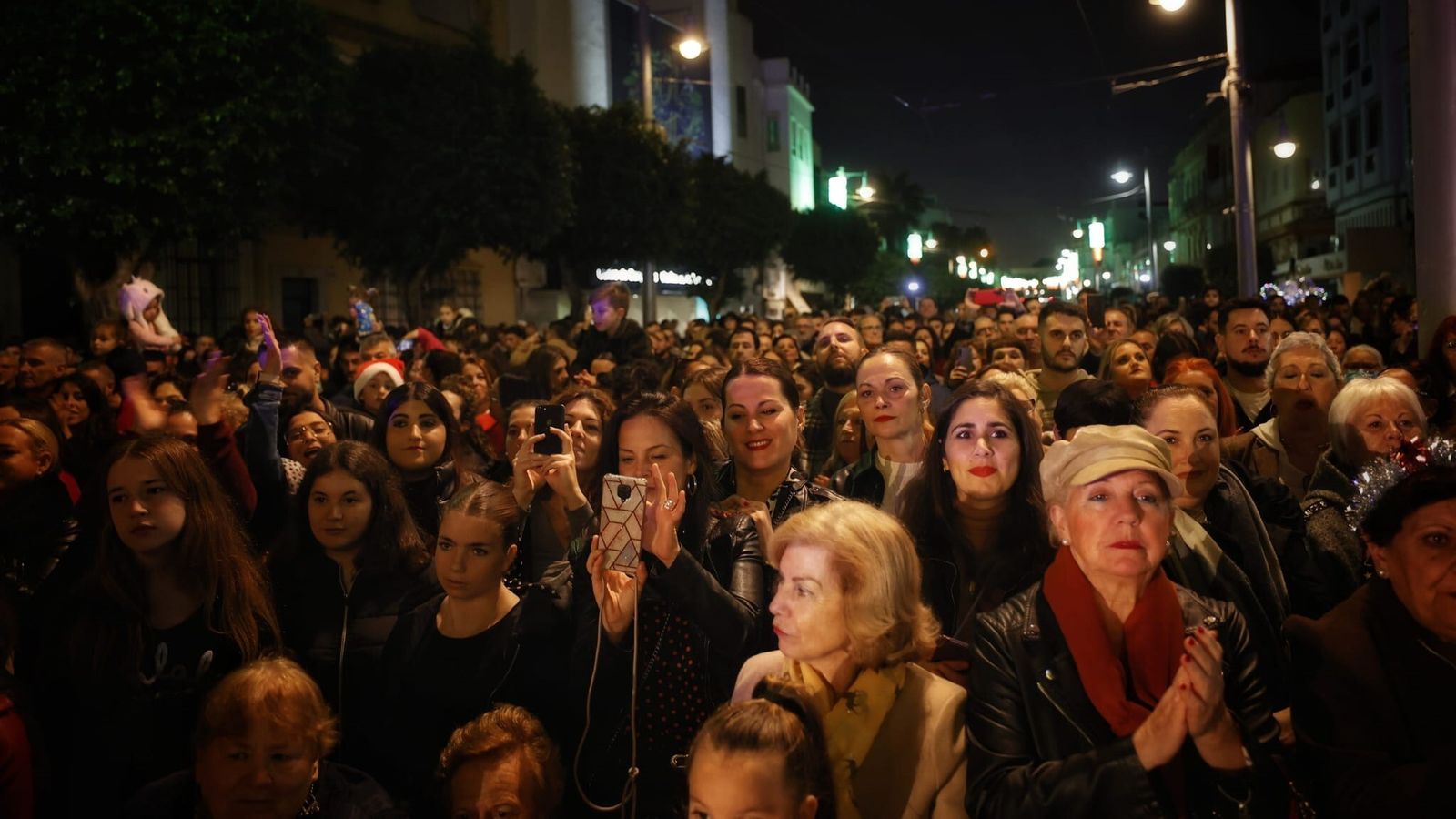 Aspecto que presentaba la calle Real el pasado viernes durante la celebración de una de las zambombas incluidas en la programación de Navidad.